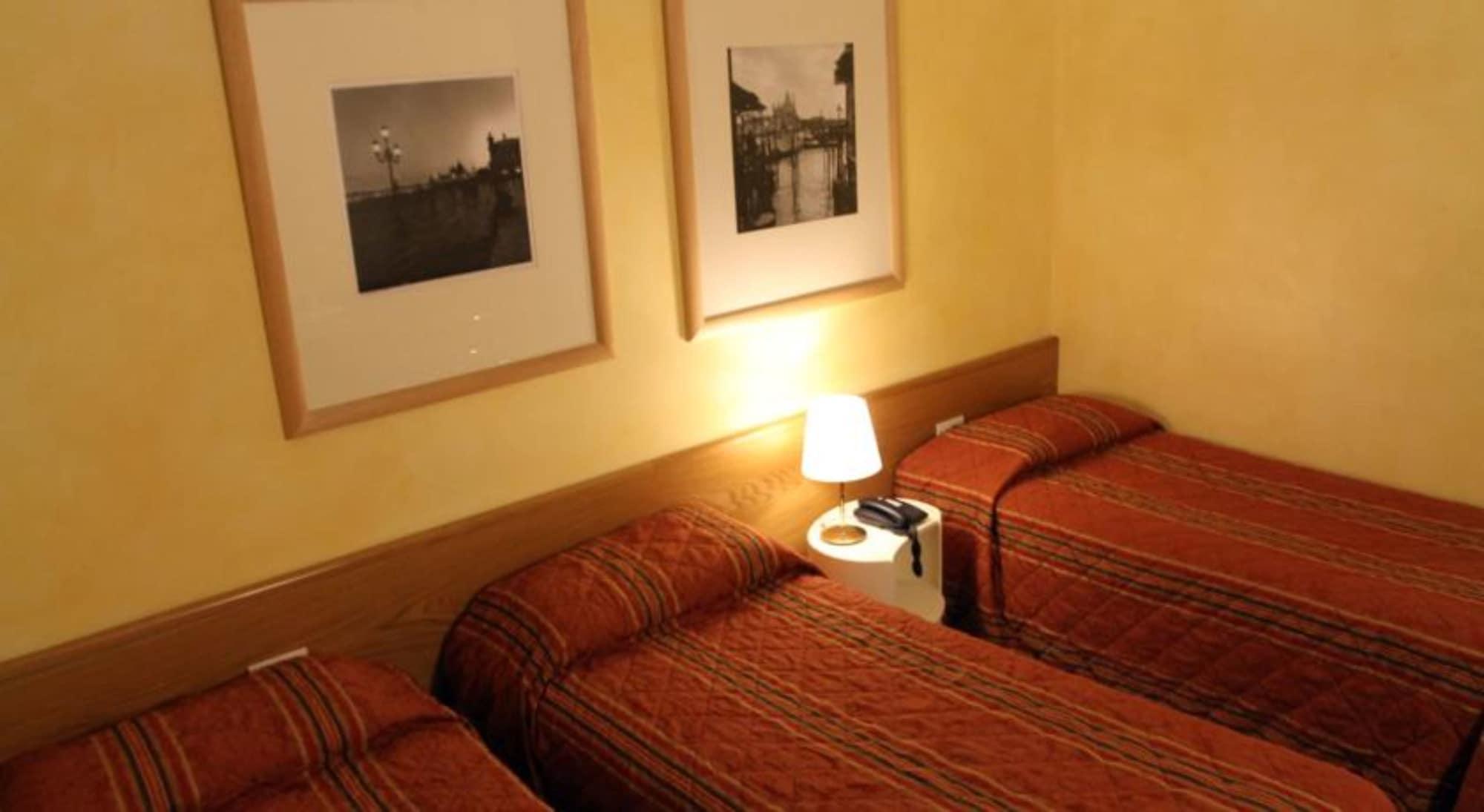 Club Hotel Milan Bagian luar foto