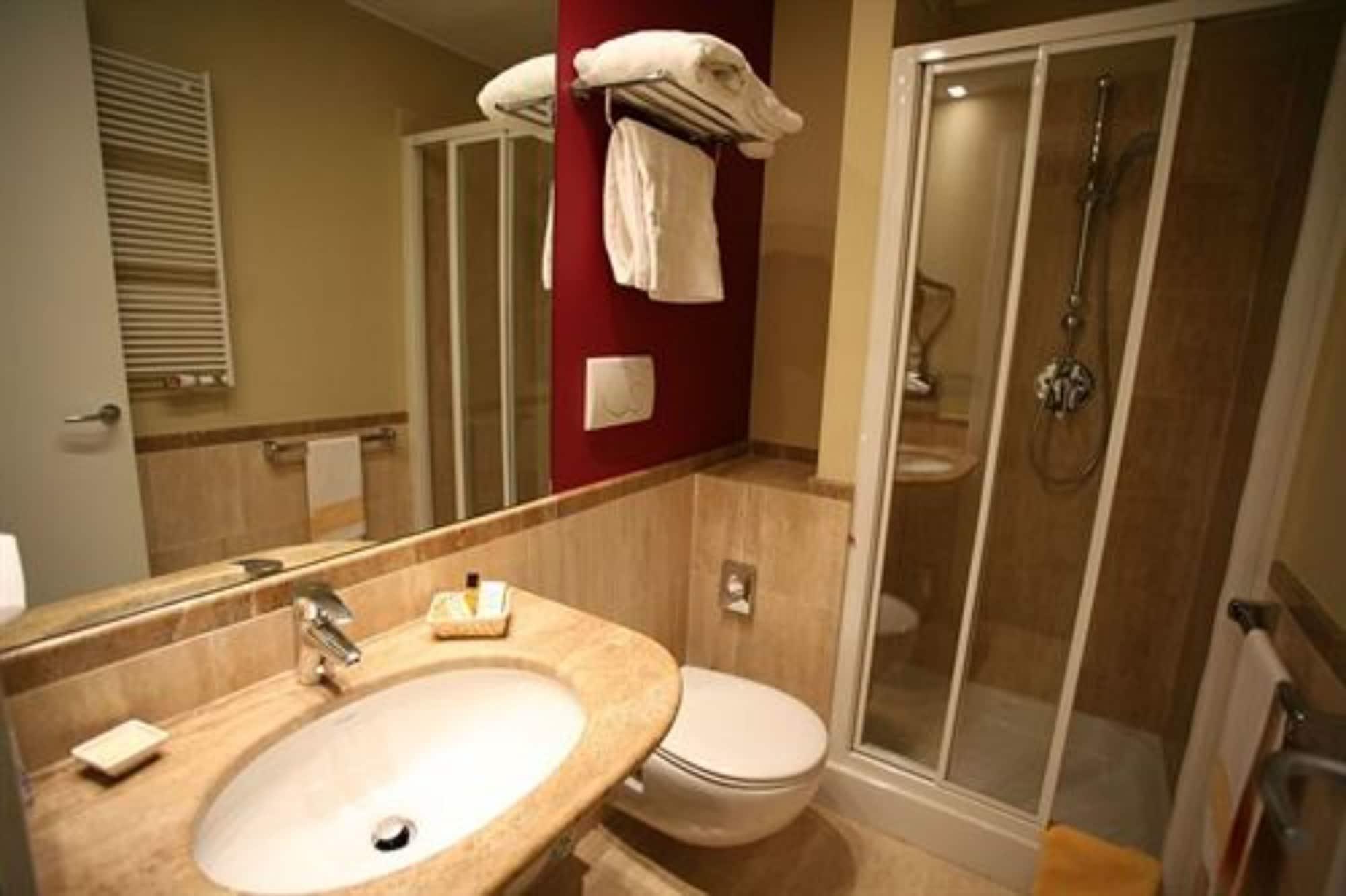 Club Hotel Milan Bagian luar foto
