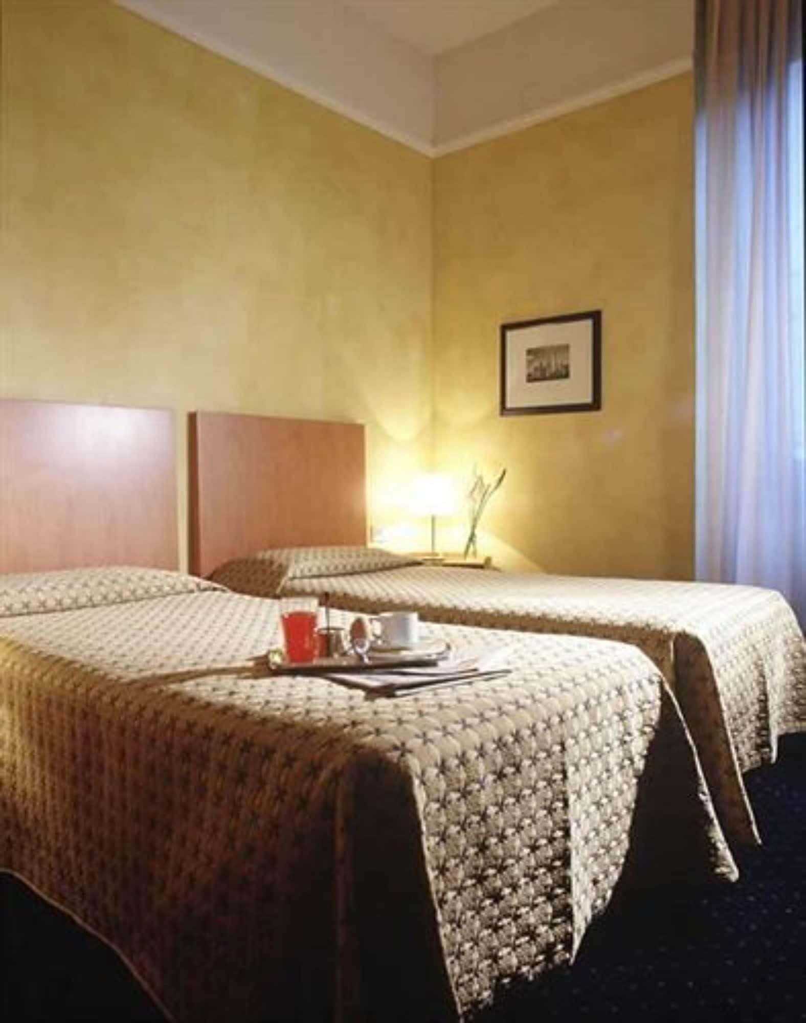 Club Hotel Milan Bagian luar foto