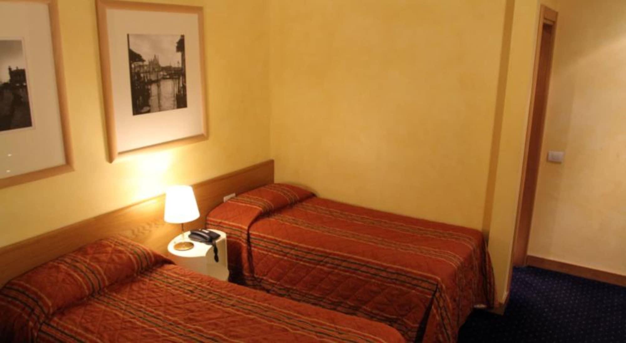Club Hotel Milan Bagian luar foto