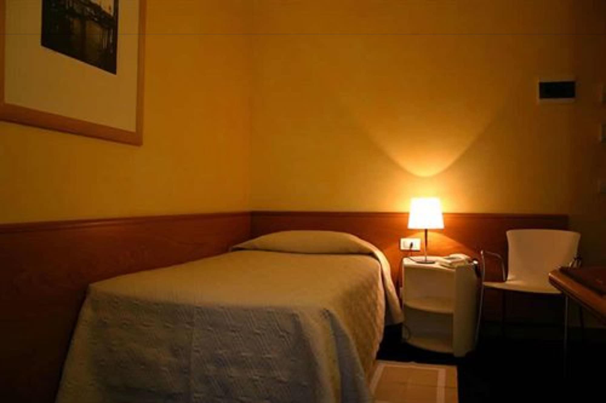 Club Hotel Milan Bagian luar foto