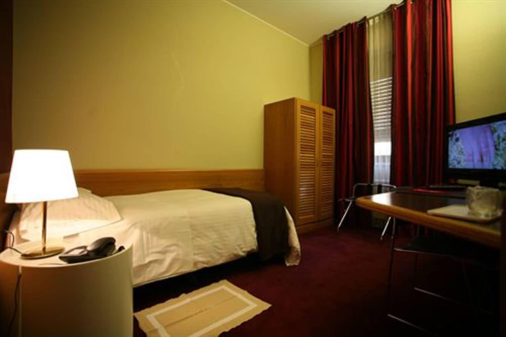 Club Hotel Milan Bagian luar foto