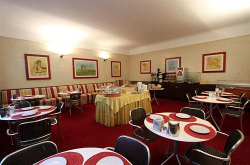 Club Hotel Milan Bagian luar foto