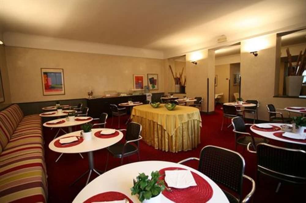 Club Hotel Milan Bagian luar foto