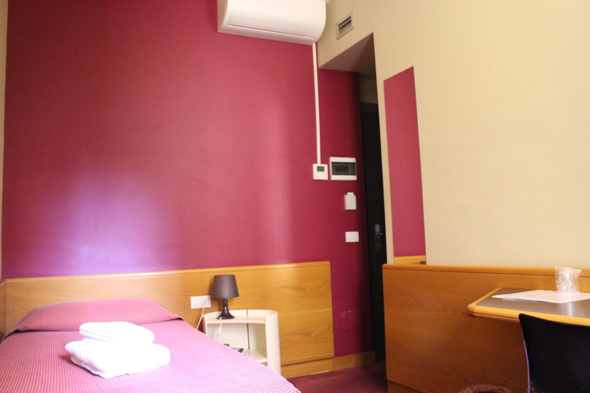 Club Hotel Milan Bagian luar foto