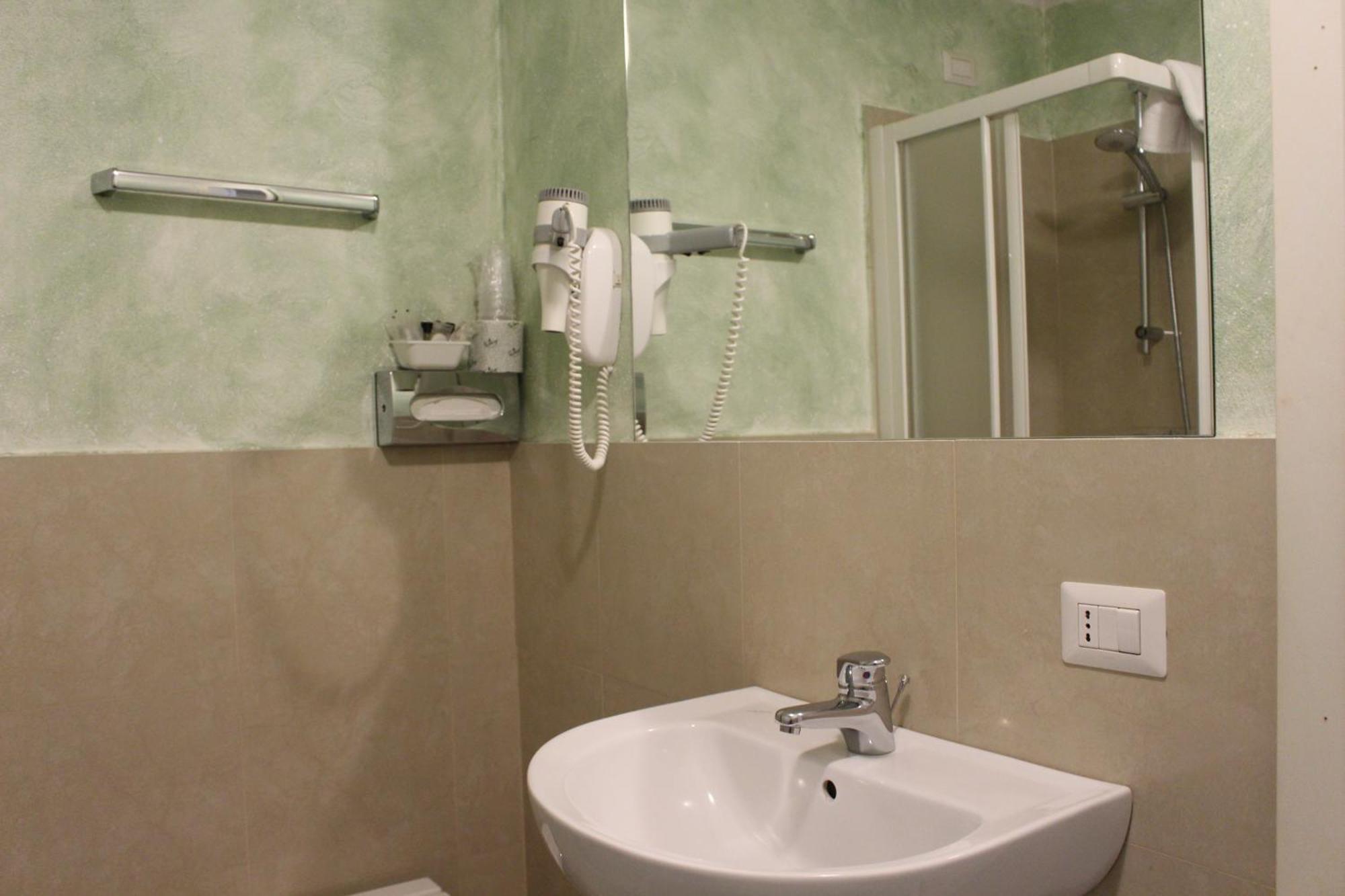 Club Hotel Milan Bagian luar foto