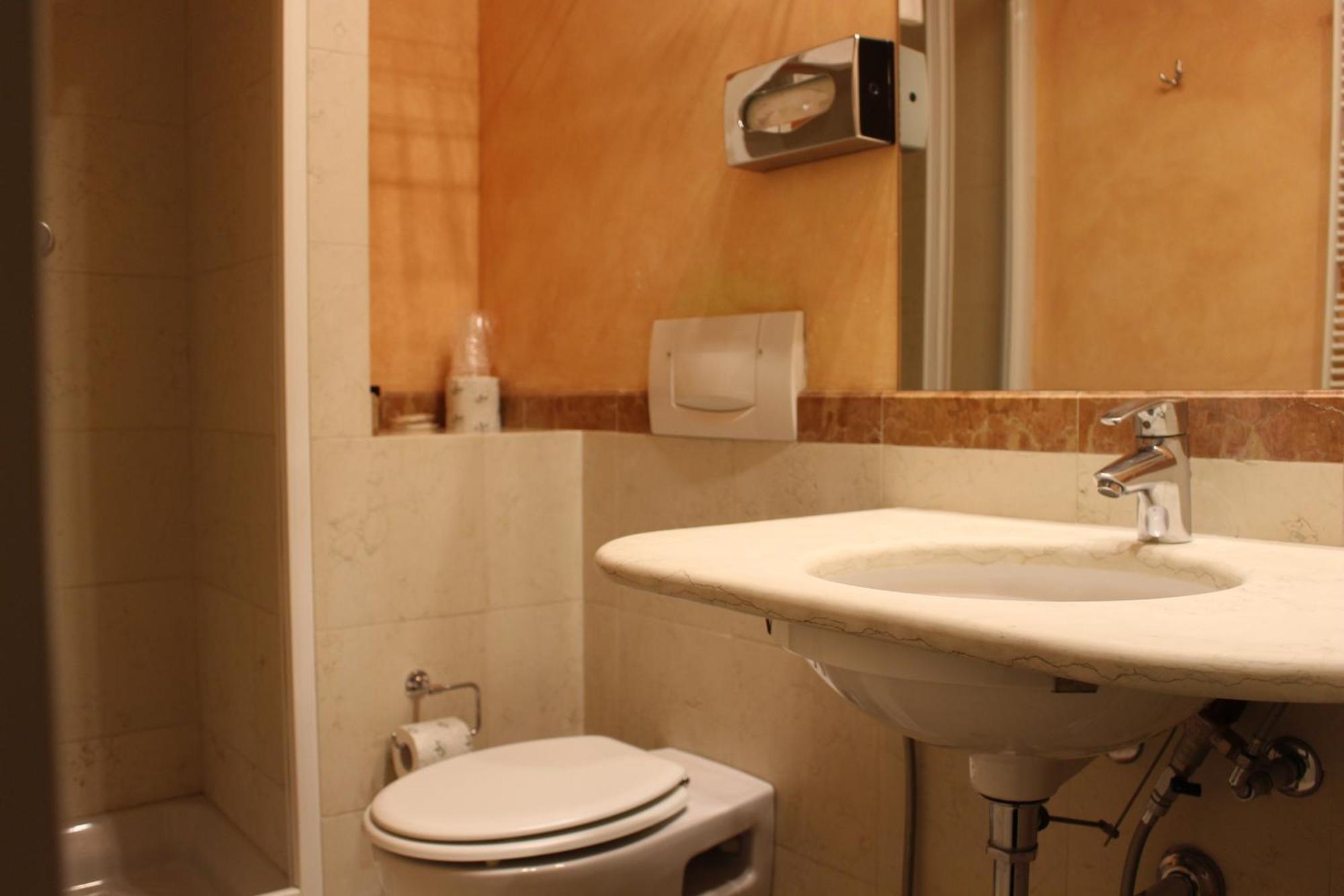 Club Hotel Milan Bagian luar foto