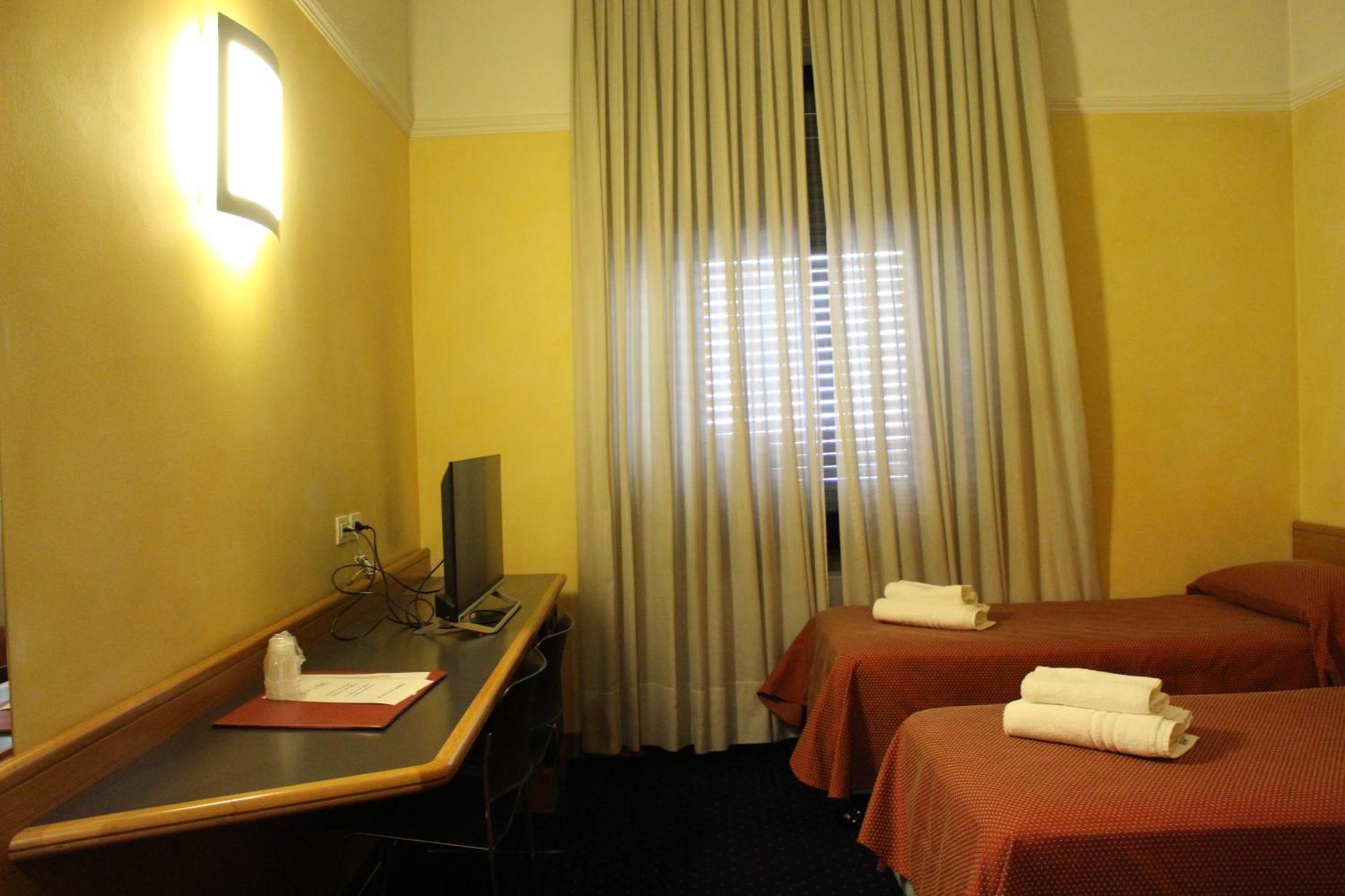 Club Hotel Milan Bagian luar foto