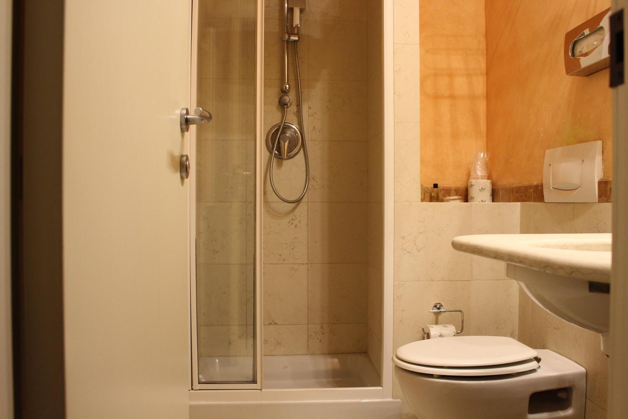 Club Hotel Milan Bagian luar foto