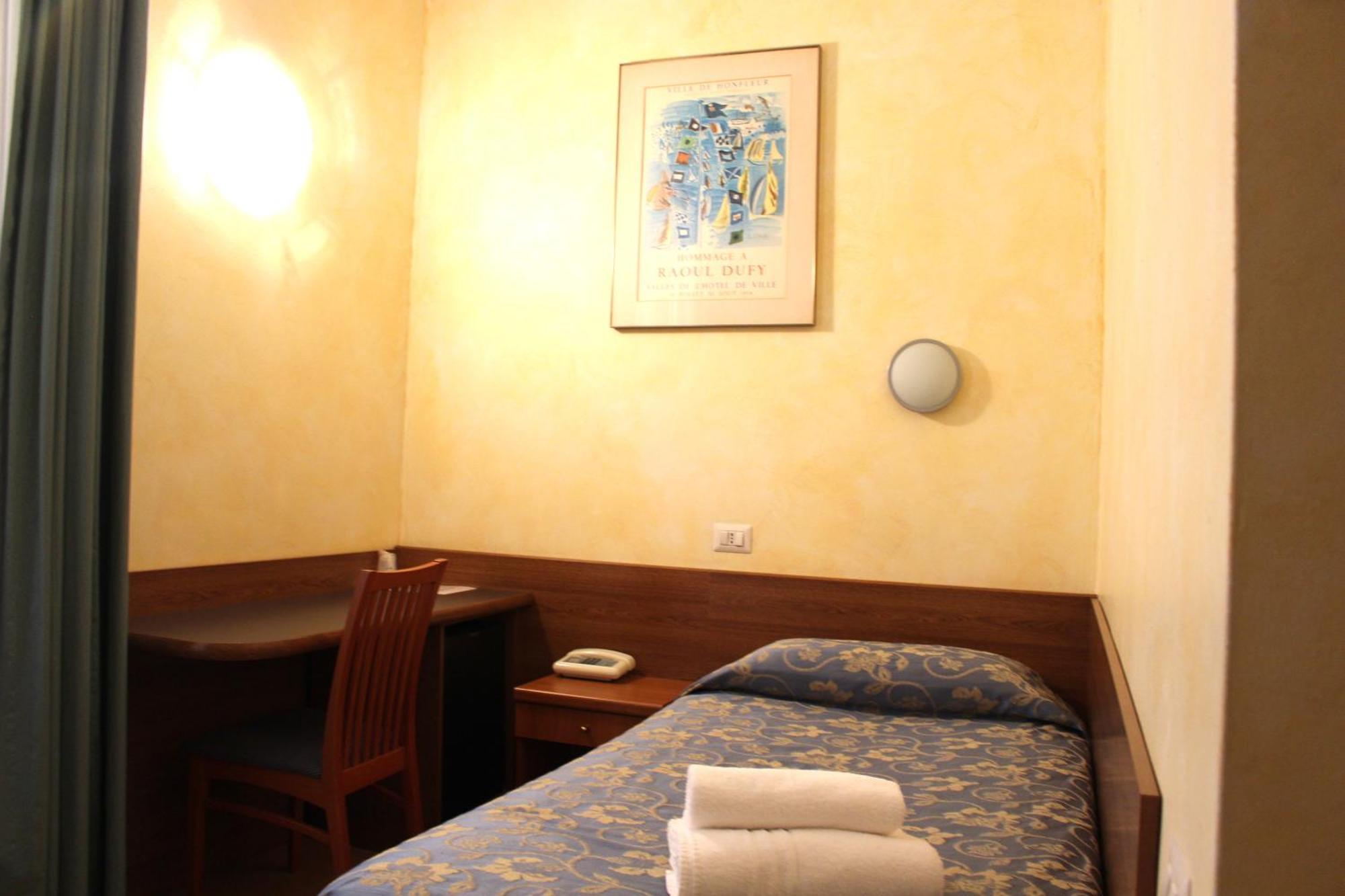 Club Hotel Milan Bagian luar foto