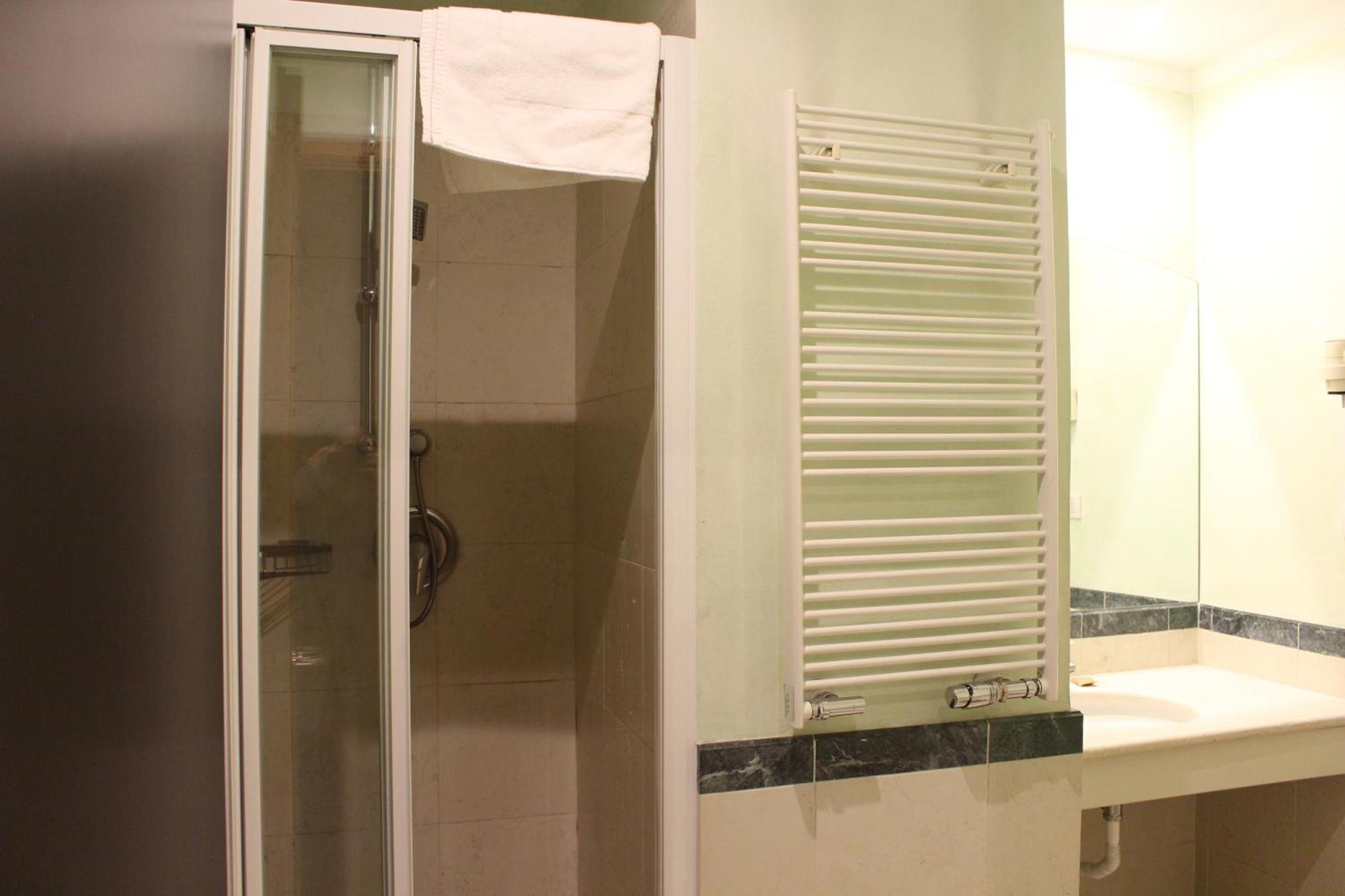 Club Hotel Milan Bagian luar foto