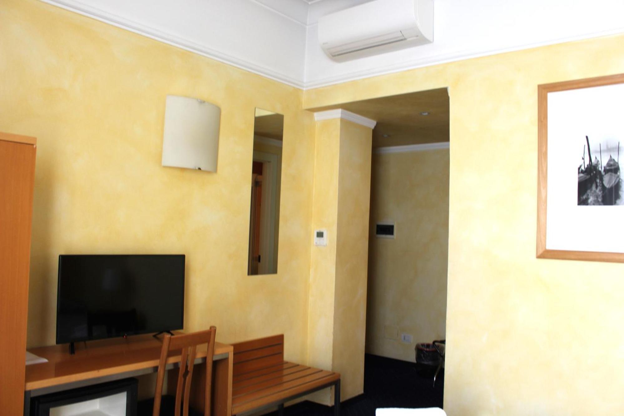 Club Hotel Milan Bagian luar foto