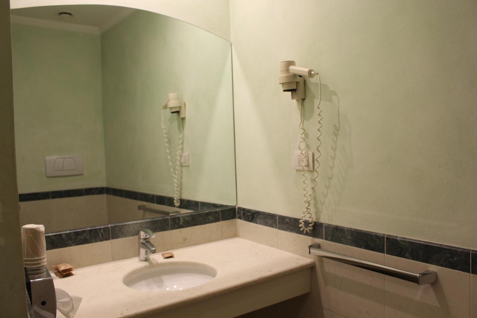 Club Hotel Milan Bagian luar foto