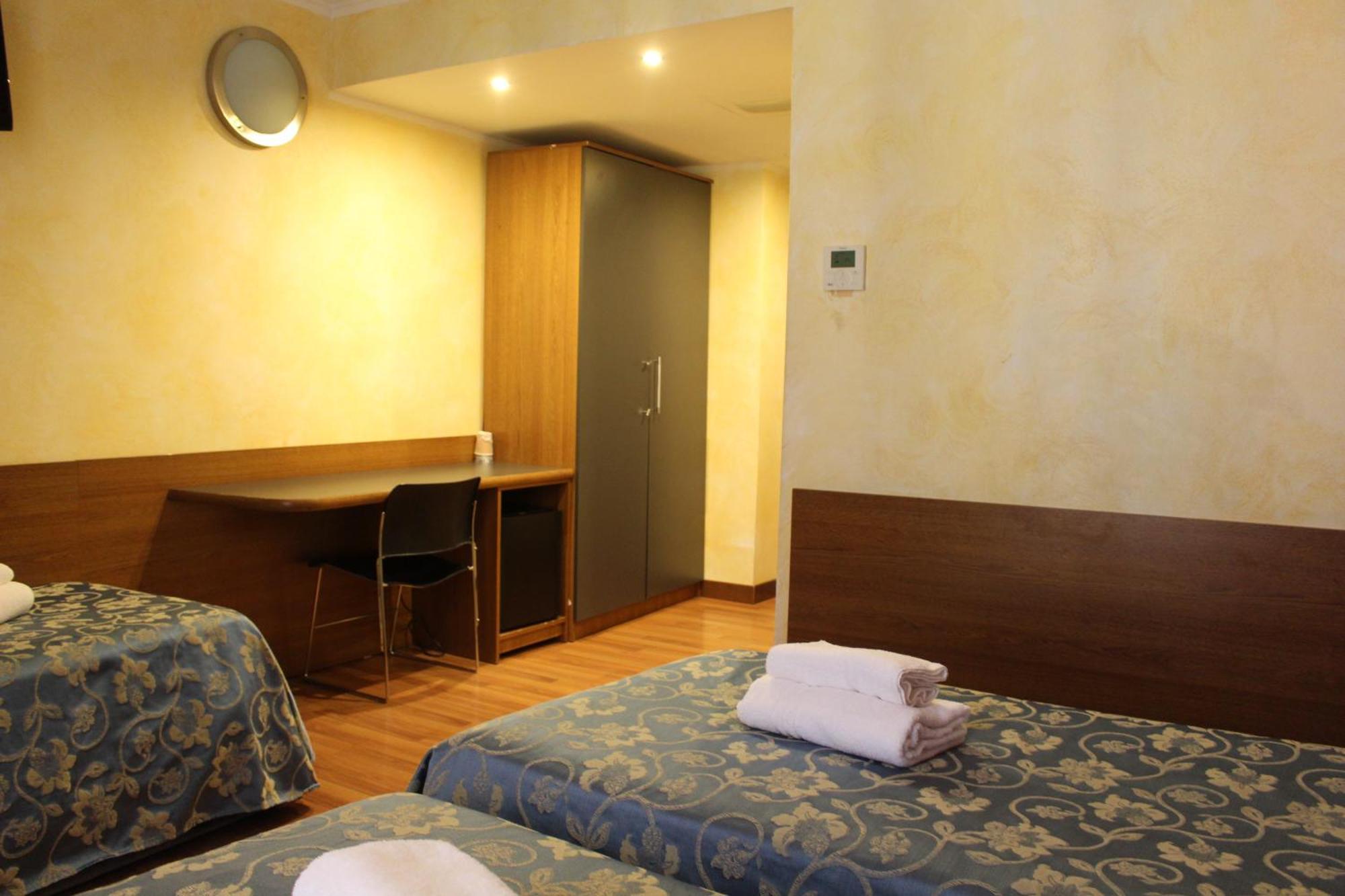 Club Hotel Milan Bagian luar foto