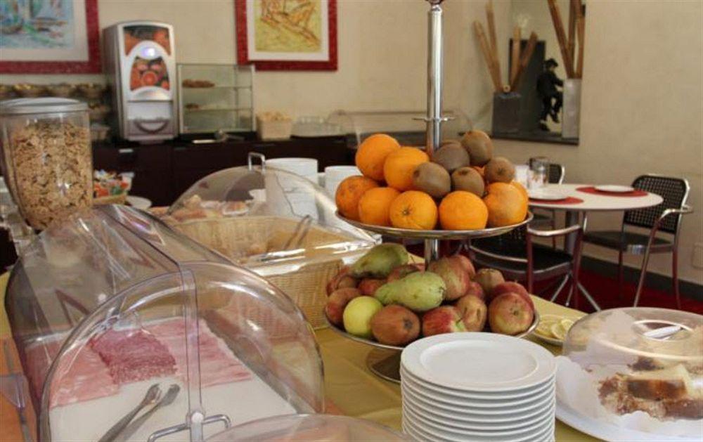 Club Hotel Milan Bagian luar foto